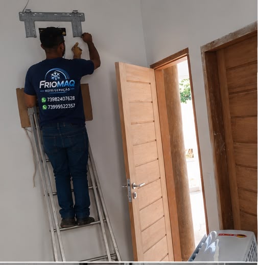 Equipe técnica FrioMaq trabalhando em manutenção de ar-condicionado